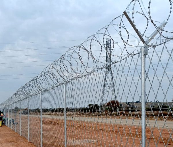 razor-wire-mesh-standard-density-reinforced-with-concertina-coils-as-topping